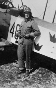 Militäre flygaren Åke Fredin står framför flygplan FVM Albatros på flygfältet på Malmen, sommaren 1926.